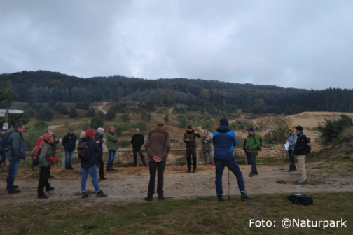 Die angehenden Naturparkführer im Kreis stehend im Sand