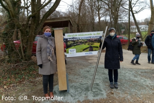 Aufstellen des neuen Ortseingangsschilds: "Herzlich Willkommen in der Naturpark-Kommune Kalletal